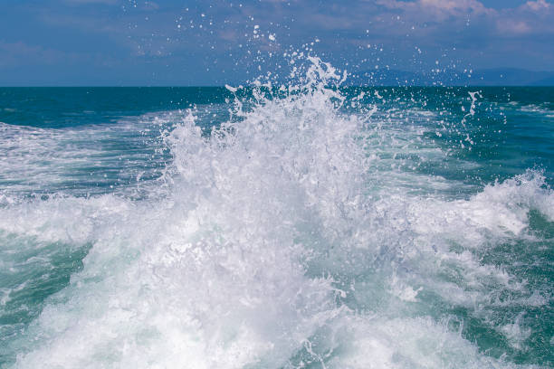 vague d’eau de mer océan bleu avec bateau yacht rapide wake mousse de lavage prop. gros plan - prop wash photos et images de collection