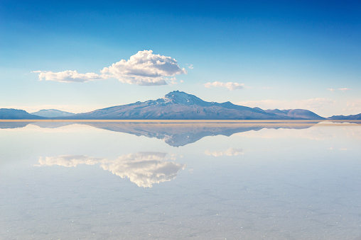 Efecto de espejo y reflejo de la montaña en el Salar de Uyuni (Salar de Uyuni), Potosí, Bolivia, América del sur photo