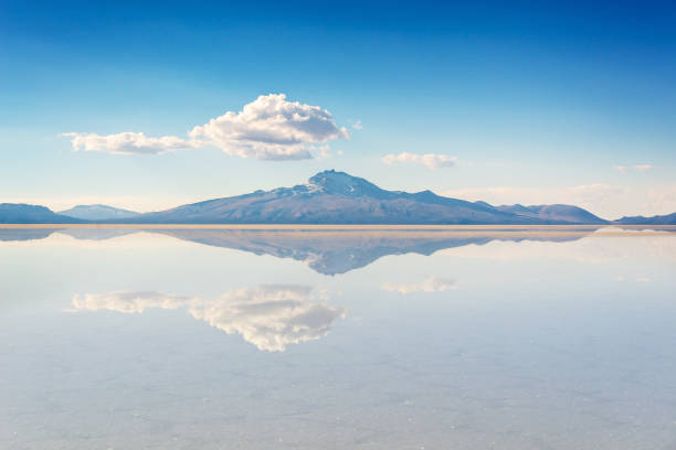 efecto de espejo y reflejo de la montaña en el salar de uyuni (salar de uyuni), potosí, bolivia, américa del sur - bolivia fotografías e imágenes de stock