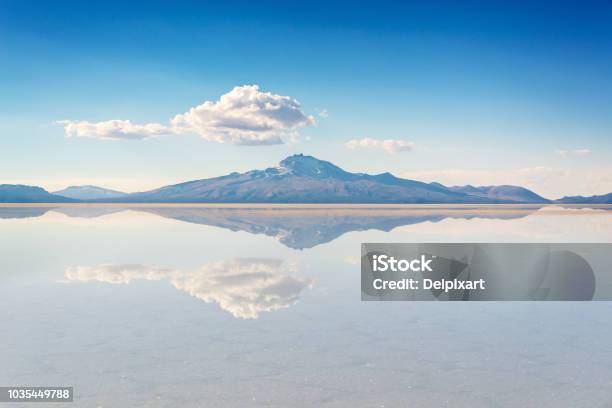 ウユニ ポトシキロ ボリビア 南アメリカの山の反射と鏡の効果 - ウユニ塩湖のストックフォトや画像を多数ご用意 - ウユニ塩湖, ボリビア, 塩類平原