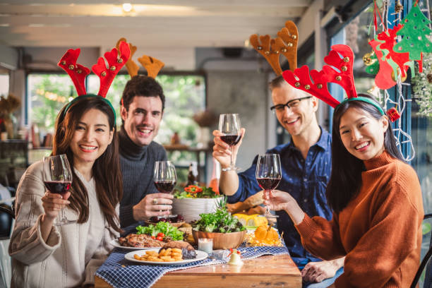 grupa młodych ludzi świętuje świąteczną kolację z kieliszkiem wina i selfie - buffet thai cuisine asian ethnicity food zdjęcia i obrazy z banku zdjęć