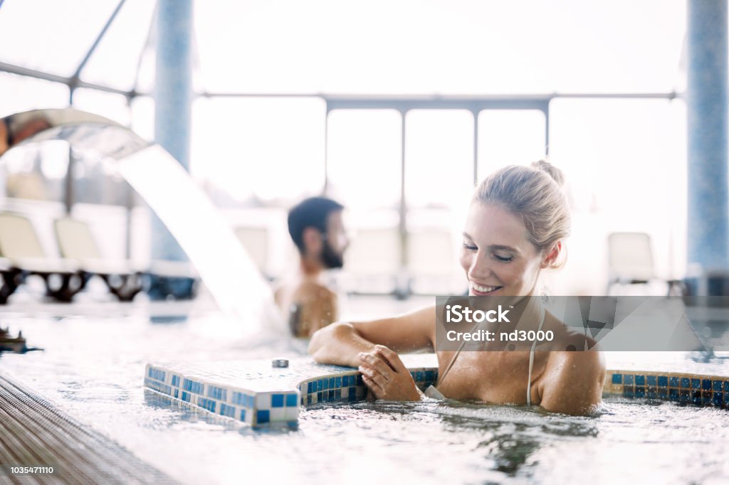 Retrato de hermosa mujer de relax en la piscina - Foto de stock de Spa libre de derechos