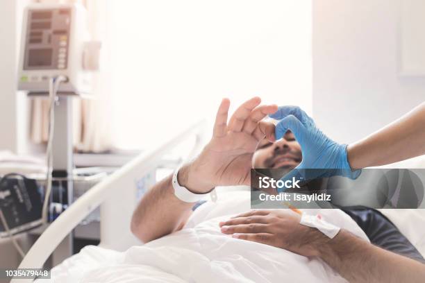 Forma Del Cuore Con Il Medico - Fotografie stock e altre immagini di Paziente - Paziente, Ospedale, Simbolo di cuore