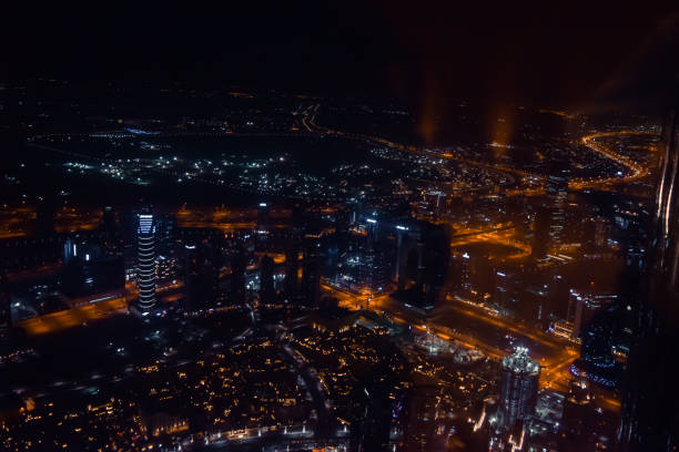 dubai, vereinigte arabische emirate - vae - asien 23. april 2016: wolkenkratzer der stadt marina in der nacht. panorama skyline blick licht und reflexionen. berühmt für teure immobilien, high-end-sterne luxushotel - united arab emirates dubai marina asia arabia stock-fotos und bilder