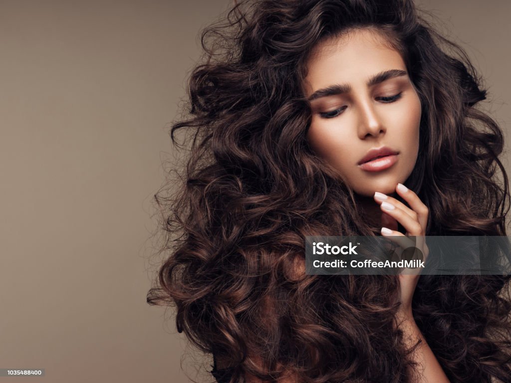 Beautiful girl with lush curly hairstyle - Royalty-free Cabelo Foto de stock