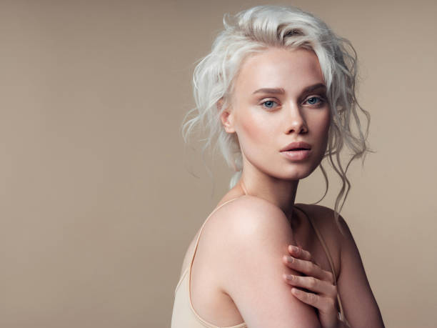 bella mujer con maquillaje y peinado elegante - pelo rubio fotografías e imágenes de stock