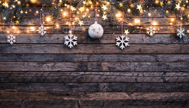 rustikale weihnachten hintergrund mit holzbohlen - weihnachtsbaum fotos stock-fotos und bilder