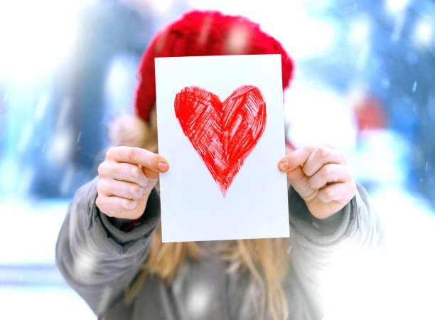девушка, держащая рисунок с сердцем - craft valentines day heart shape creativity стоковые фото и изображения