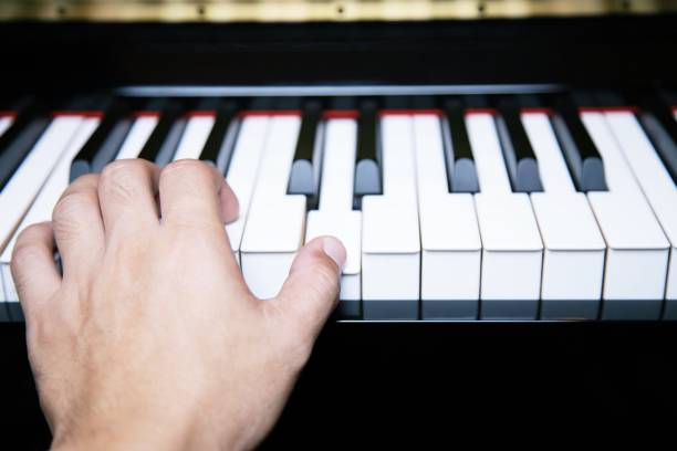 nahaufnahme von hand menschen mann musiker spielt klavier-tastatur mit selektiven fokus tasten. kann als hintergrund verwendet werden. - piano pedal stock-fotos und bilder