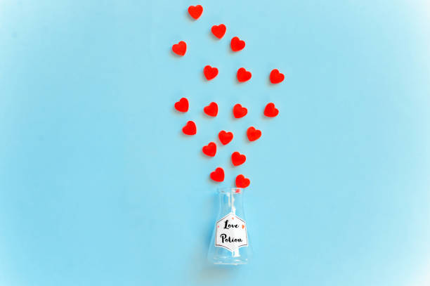 bouteille de potion d’amour, concept pour la datation, de romance et de saint-valentin - aphrodisiac photos et images de collection