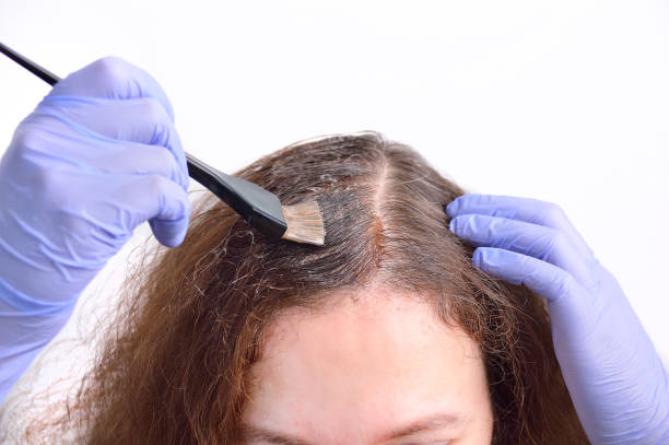 es el momento de teñir el cabello - white hair fotografías e imágenes de stock