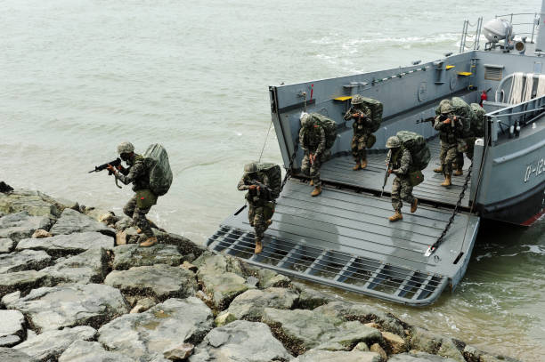 korean marinha e corpo de fuzileiros navais é encenar a operação de desembarque de incheon - korean war - fotografias e filmes do acervo