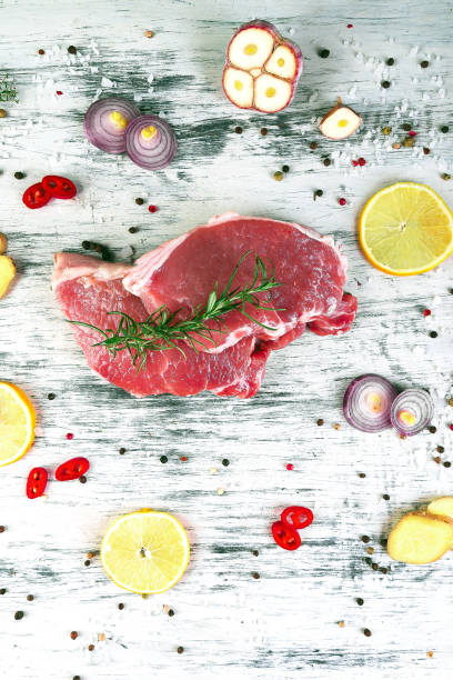 carne de porco crua na chapa ardósia preta com ingrediente do tempero - sirloin steak top sirloin onion food state - fotografias e filmes do acervo