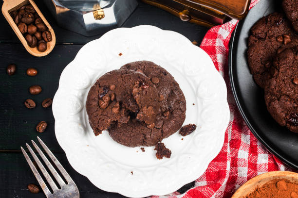 homemade chocolate cookies on wooden table background. food baking. - mount pore imagens e fotografias de stock