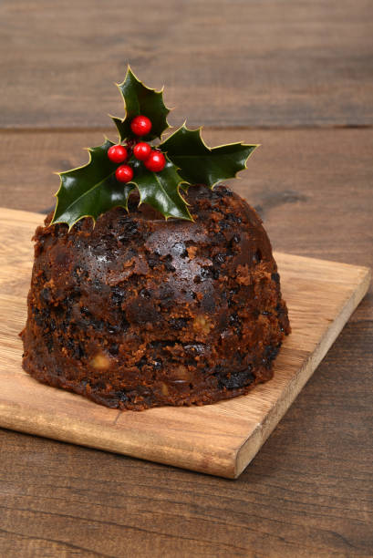 christmas pudding mit holly und roten beeren - english walnut stock-fotos und bilder