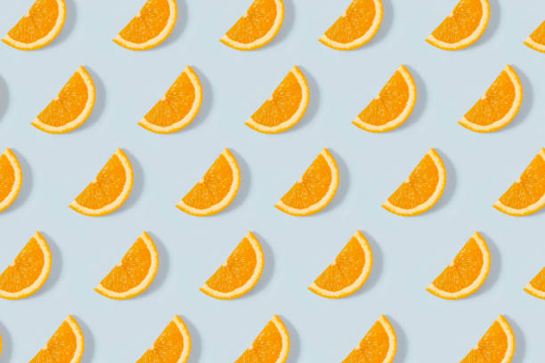 оранжевый фрагмент шаблона на синем фоне - orange fruit large group of objects food стоковые фото и изображения