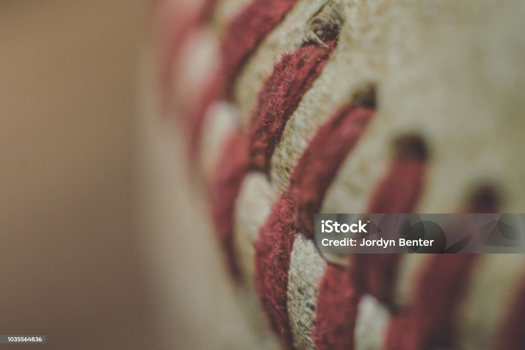 Macro rouge coutures sur une balle de Baseball - Photo de Balle de baseball libre de droits