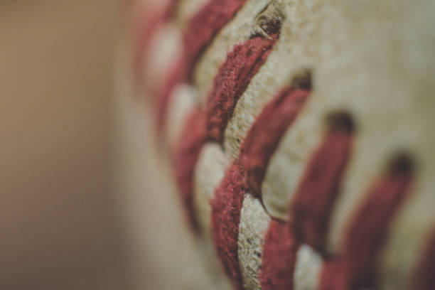 cuciture rosse macro su una palla da baseball - baseball baseballs sport close up foto e immagini stock
