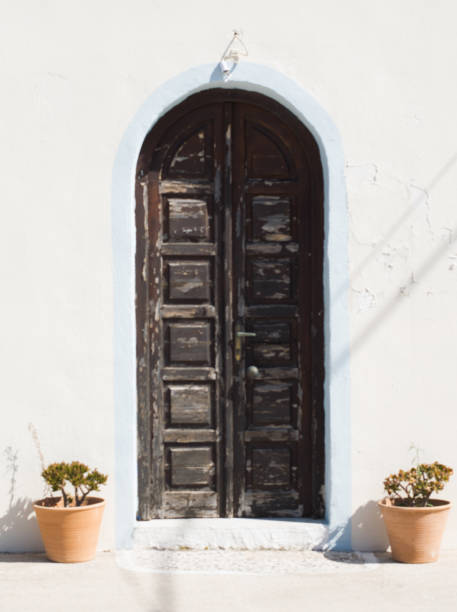 小さな古い木造教会の扉 - door greek culture doorway church ストックフォトと画像