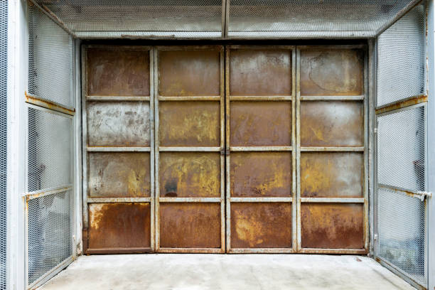 さびた金属製のドアのクローズ アップ - metal textured rusty close up ストックフォトと画像