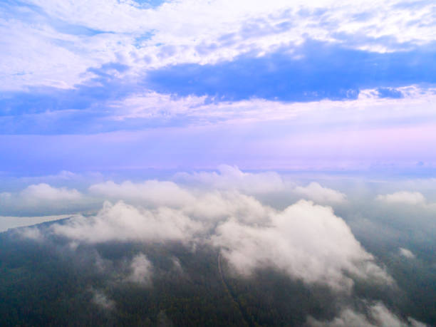 aerial drone vista as nuvens sobre a floresta verde e lago. nuvem baixa e mentiroso. vista aérea de sobre a floresta tropical. acima das nuvens no céu. grandes nuvens. atmosfera e estratosfera. vista superior do zangão - stratosphere panoramic above high angle view - fotografias e filmes do acervo