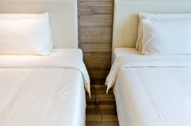 двуспальная кровать в гостиничном номере - sheet single bed bed duvet стоковые фото и изображения