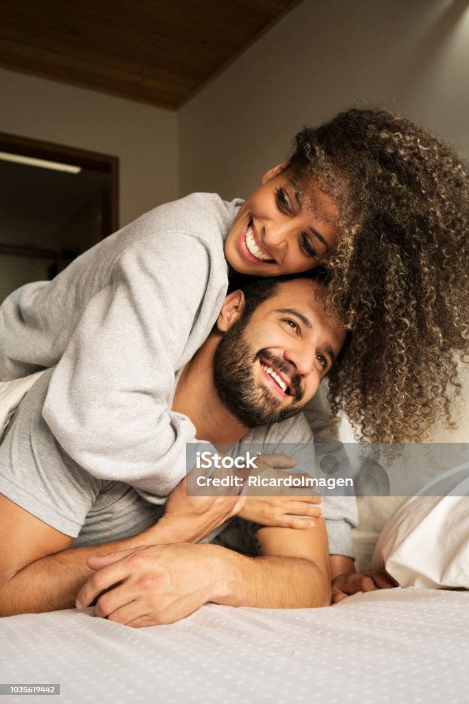 Pareja De Enamorados En La Cama Foto de stock y más banco de imágenes de Parejas - Parejas, Amor, Cama - iStock Pareja De Enamorados En La Cama Foto de stock y más banco de imágenes de Parejas - Parejas, Amor, Cama - iStock