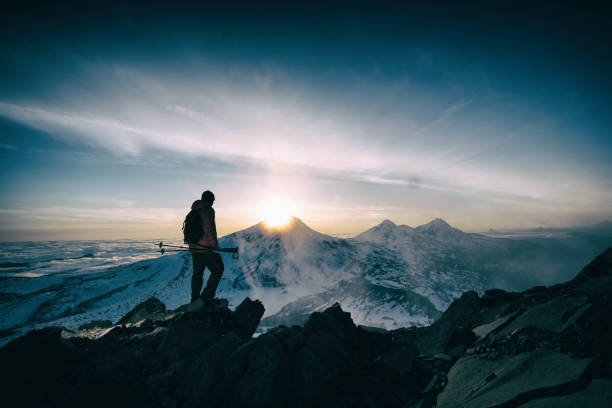 spokój i myśli w górach - mountain mountain climbing climbing snow zdjęcia i obrazy z banku zdjęć