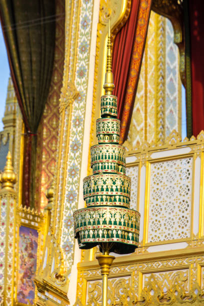 wystawa na królewskiej ceremonii kremacji, sanam luang ceremonial ground, bangkok, tajlandia w listopadzie25,2017:warstwowy parasol w królewskim krematorium. - sanam luang park zdjęcia i obrazy z banku zdjęć