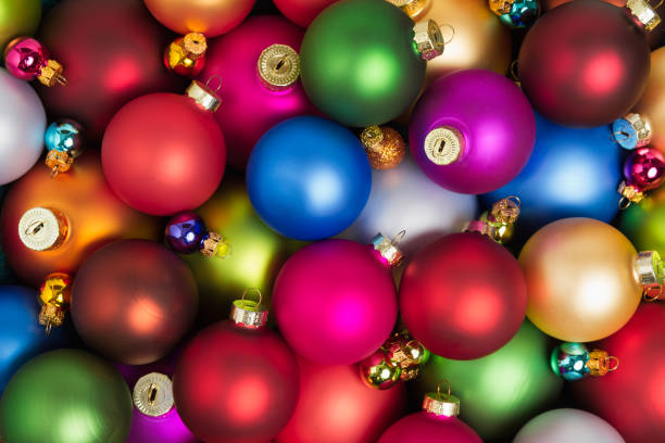 un mucchio di palline di natale colorate sdraiate sul pavimento - deco decoration christmas christmas tree foto e immagini stock