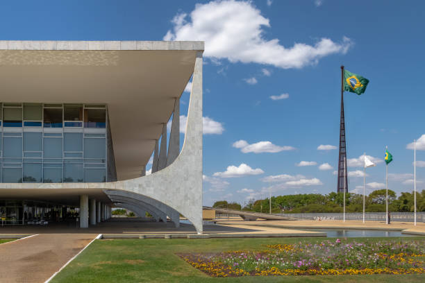 palais de planalto et drapeau brésilien - brasilia, distrito federal, brésil - building exterior president government building famous place photos et images de collection