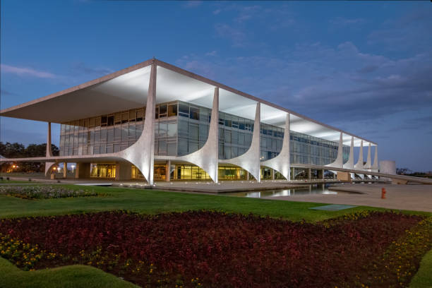 palais de planalto nuit - brasilia, distrito federal, brésil - building exterior president government building famous place photos et images de collection