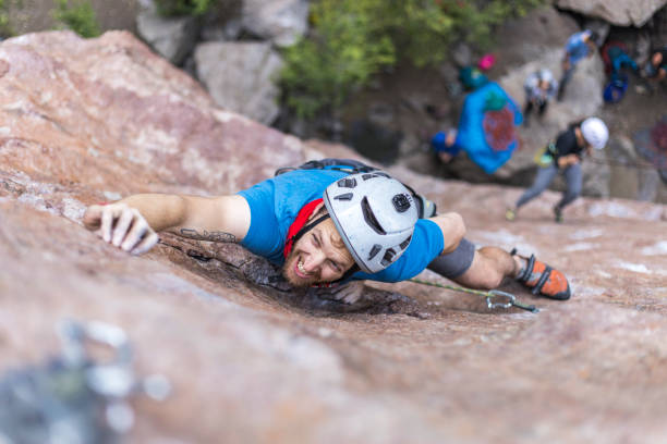 os últimos movimentos para alcançar o cume. escaladas no interior da cordilheira dos andes no cajon del maipo, chile - hanging on rock rock climbing - fotografias e filmes do acervo