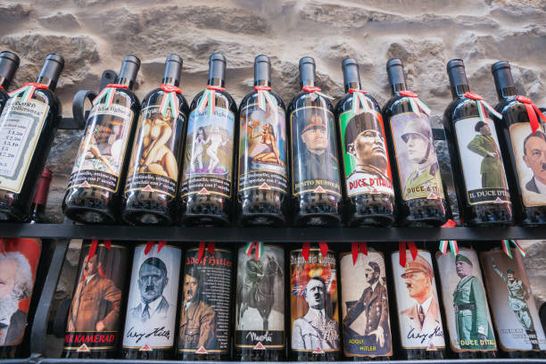 dos hileras de botellas de vino italiano en plataforma exterior con etiquetas políticamente incorrectas - adolf hitler fotografías e imágenes de stock