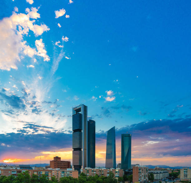 skyline nowoczesne budynki madryt, hiszpania - paseo de la castellana zdjęcia i obrazy z banku zdjęć