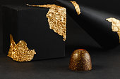 luxus-bonbons-mit-roten-und-goldenen-akzenten-auf-schwarzem-hintergrund-mit-geometrischen.jpg?b=1&s=170x170&k=20&c=vAZ4m2vpBDKzVGB5ImooICbvpGLwtb8QVpM3t10uim4=