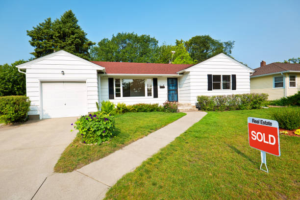 1950er jahre mid-century modern bungalow immobilien zu verkaufen mit verkauften schild - middle class stock-fotos und bilder