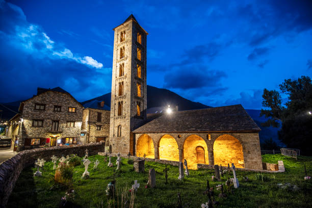 kościół romański w vall de boi o zmierzchu, catalunya, hiszpania - vall de boi zdjęcia i obrazy z banku zdjęć