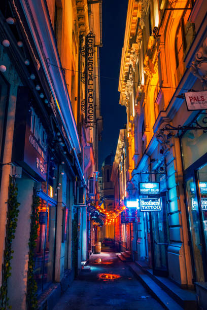 narrow alley with night clubs and cocktail bars for entertainment - nightshot imagens e fotografias de stock