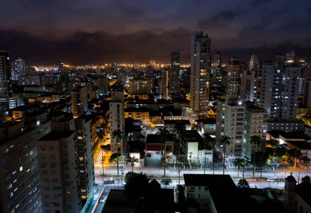 サントス市建物、サンパウロ、ブラジルのパノラマ夜景 - sao gabriel tower ストックフォトと画像