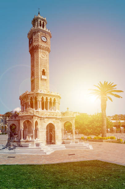 torre del reloj de izmir. la famosa torre del reloj se convirtió en el símbolo de izmir - izmir turkey konak clock tower fotografías e imágenes de stock