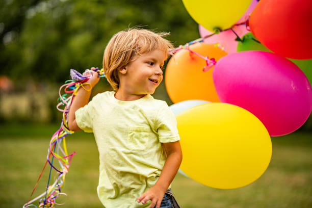 風船を持ったかわいい少年 - child balloon outdoors little boys ストックフォトと画像