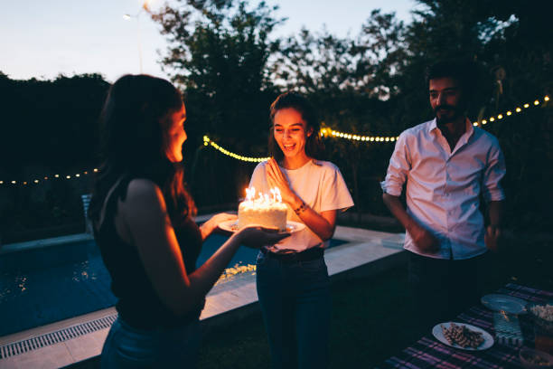 grupo de amigos celebrando la fiesta de cumpleaños - birthday cake five people party fotografías e imágenes de stock