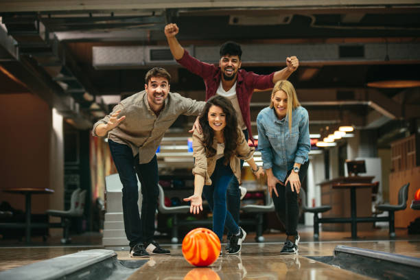 ¡vas a niña! - bowling holding bowling ball hobbies fotografías e imágenes de stock