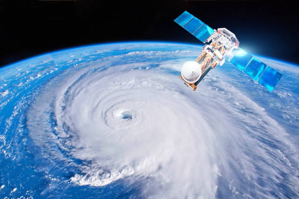 onderzoek, sonderen, monitoring van orkaan florence. satelliet boven de aarde maakt metingen van de weerparameters. elementen van dit beeld ingericht door nasa. - tyfoon fotos stockfoto's en -beelden