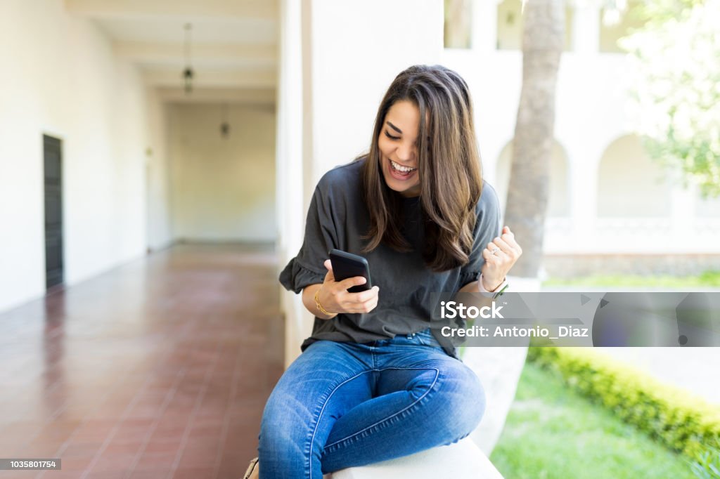 Jubel beim betrachten auf Handy am Campus Sport weiblich - Lizenzfrei Menschen Stock-Foto