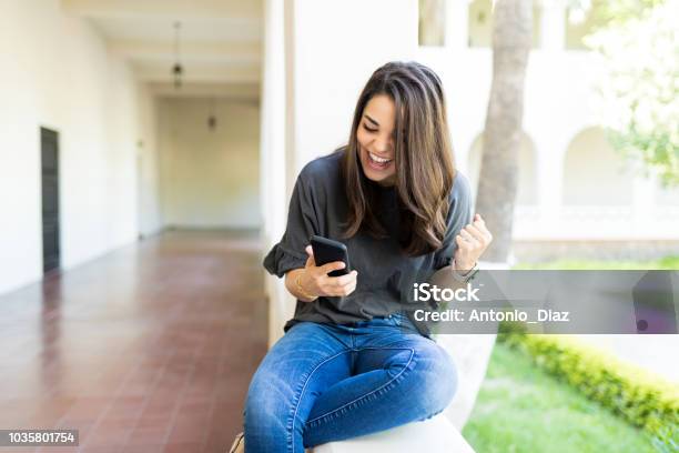 Jubel Beim Betrachten Auf Handy Am Campus Sport Weiblich Stockfoto und mehr Bilder von Menschen