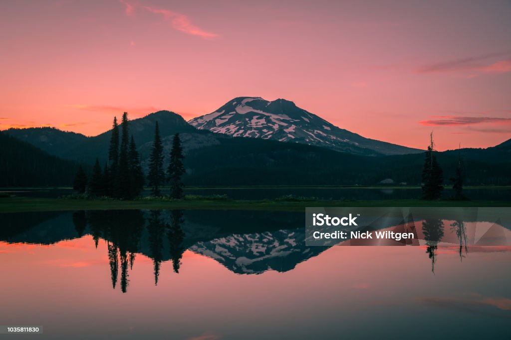 Tranquil moments at Sparks Lake, Oregon Simple summer sunset over Sparks Lake, Central Oregon Oregon - US State Stock Photo
