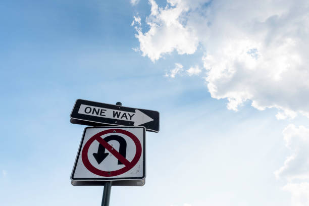 знак «один путь» - one way the way forward arrow sign directional sign стоковые фото и изображения