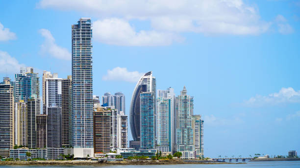 панама-сити с небоскребами - panama panama city cityscape city стоковые фото и изображения